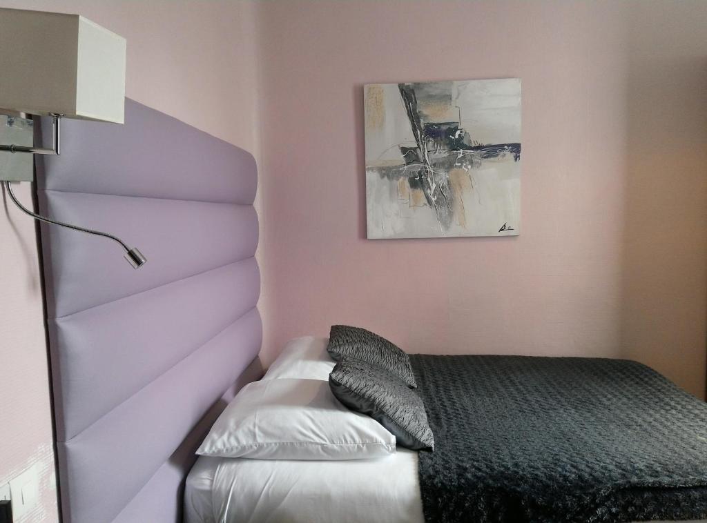 Postel nebo postele na pokoji v ubytování Hotel Napoléon