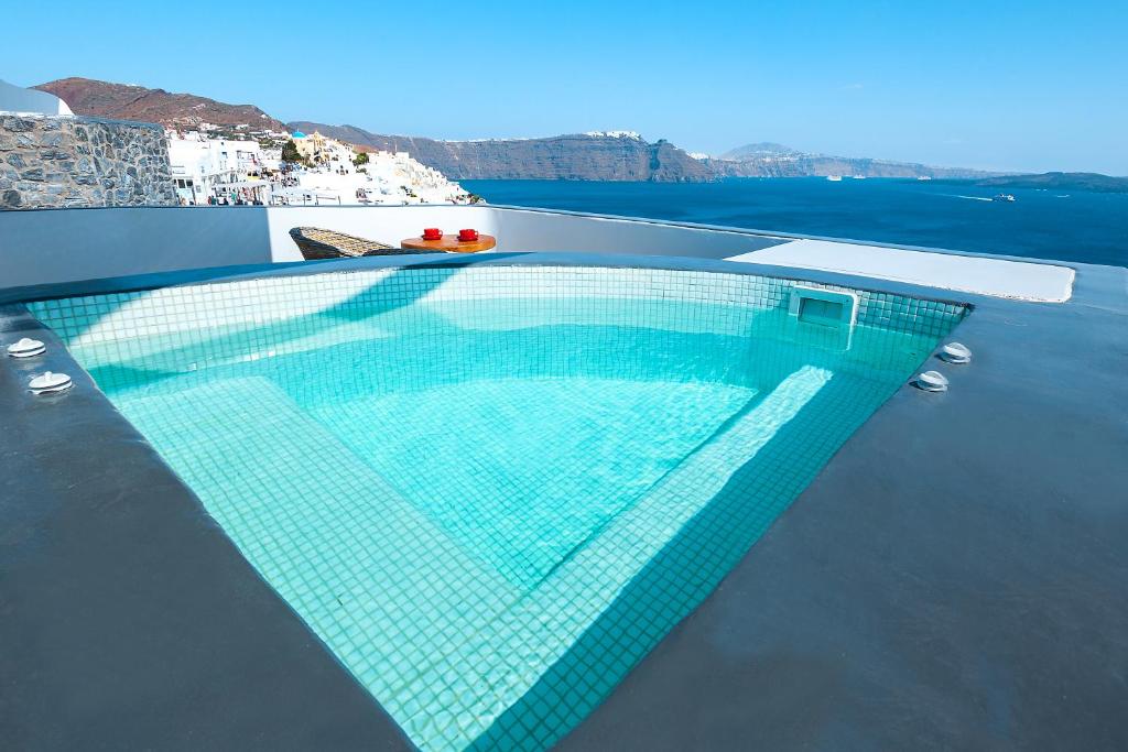 Bassein majutusasutuses Santorini Secret Premium või selle lähedal