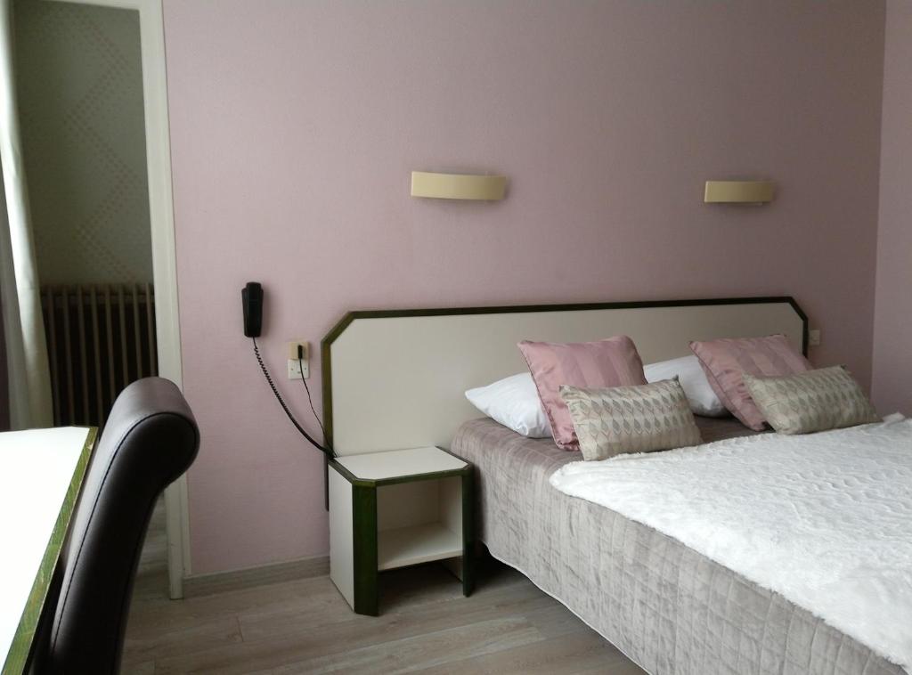 Postel nebo postele na pokoji v ubytování Hotel Napoléon