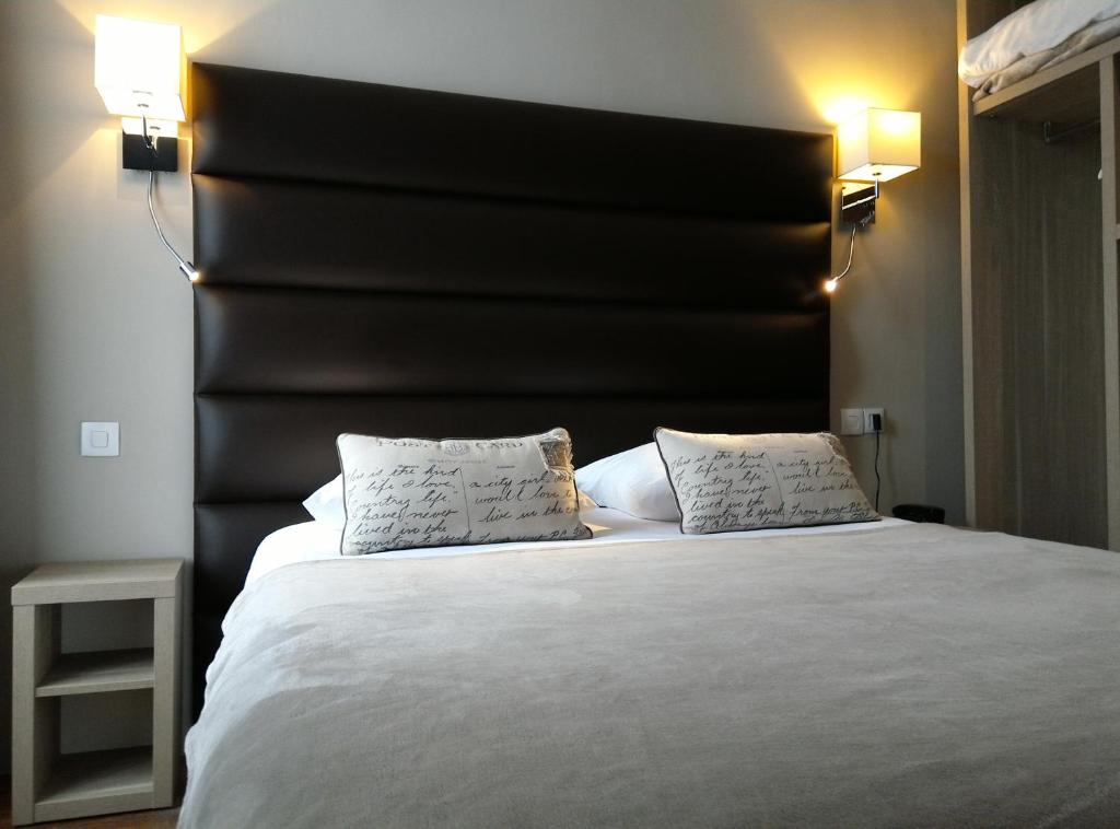 Postel nebo postele na pokoji v ubytování Hotel Napoléon