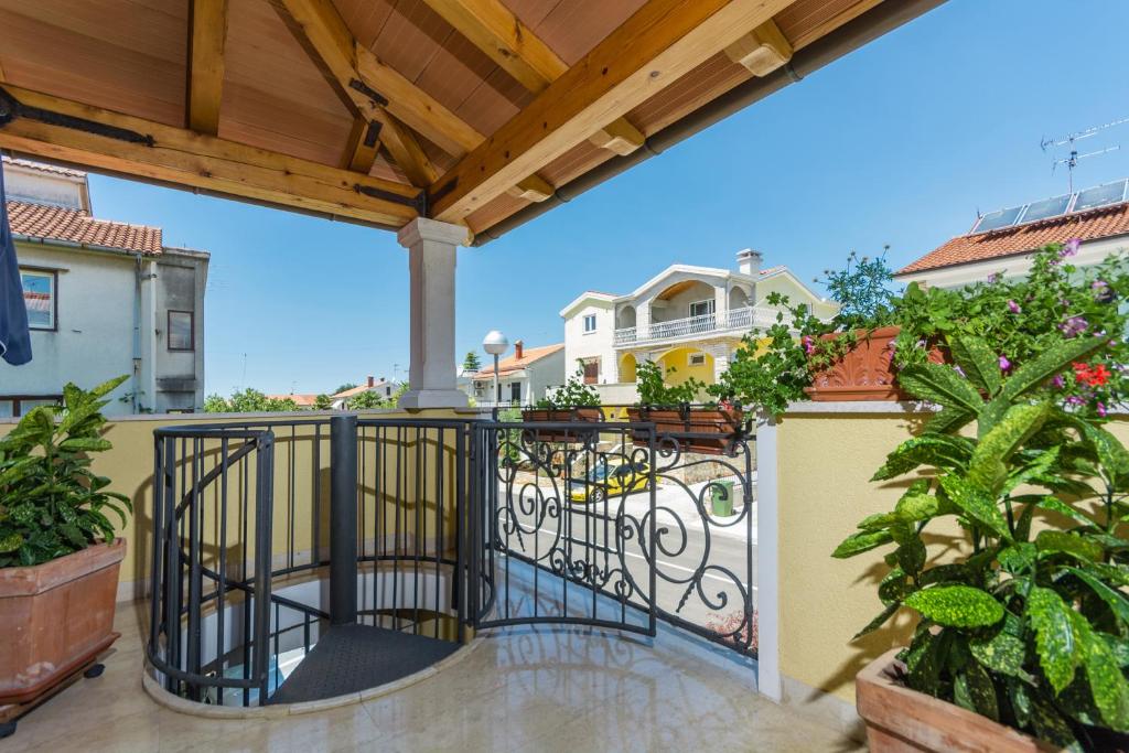 a balcony with a fence and plants at Guesthouse Casa Nova in Poreč