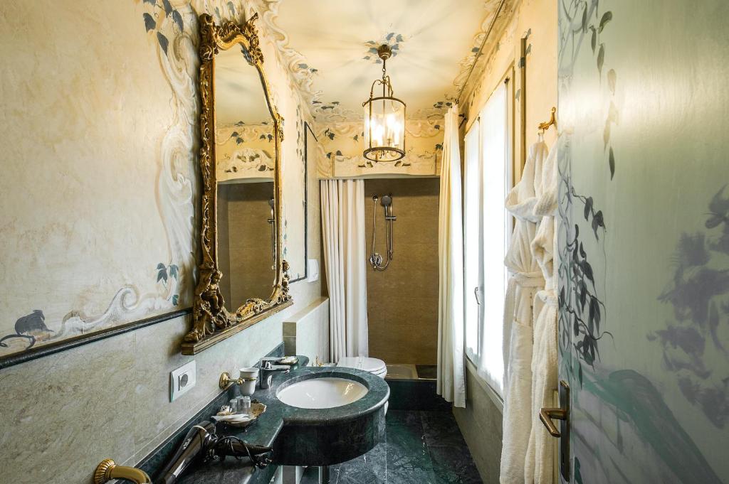 łazienka z umywalką i lustrem w obiekcie Casa Borsari Suite w Weronie