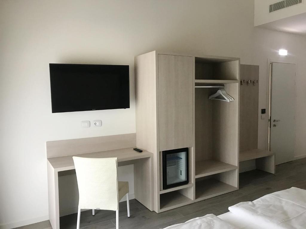 Televízia a/alebo spoločenská miestnosť v ubytovaní Maso Tobel Riva del Garda