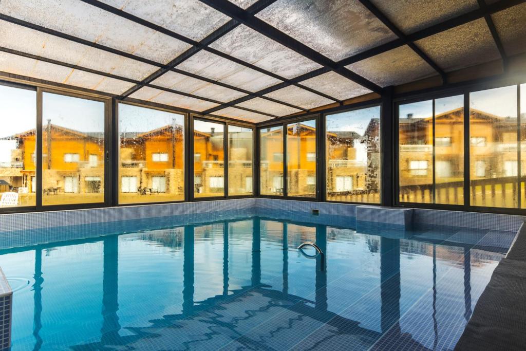 Swimming pool sa o malapit sa Blackstone Country Villages Hotel