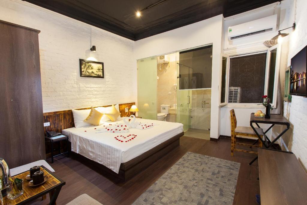 Postel nebo postele na pokoji v ubytování Luxury Backpakers Hotel