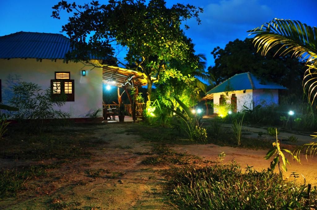 - Vistas nocturnas a una casa con luces en Sea sound cabana & Restaurant, en Tangalle