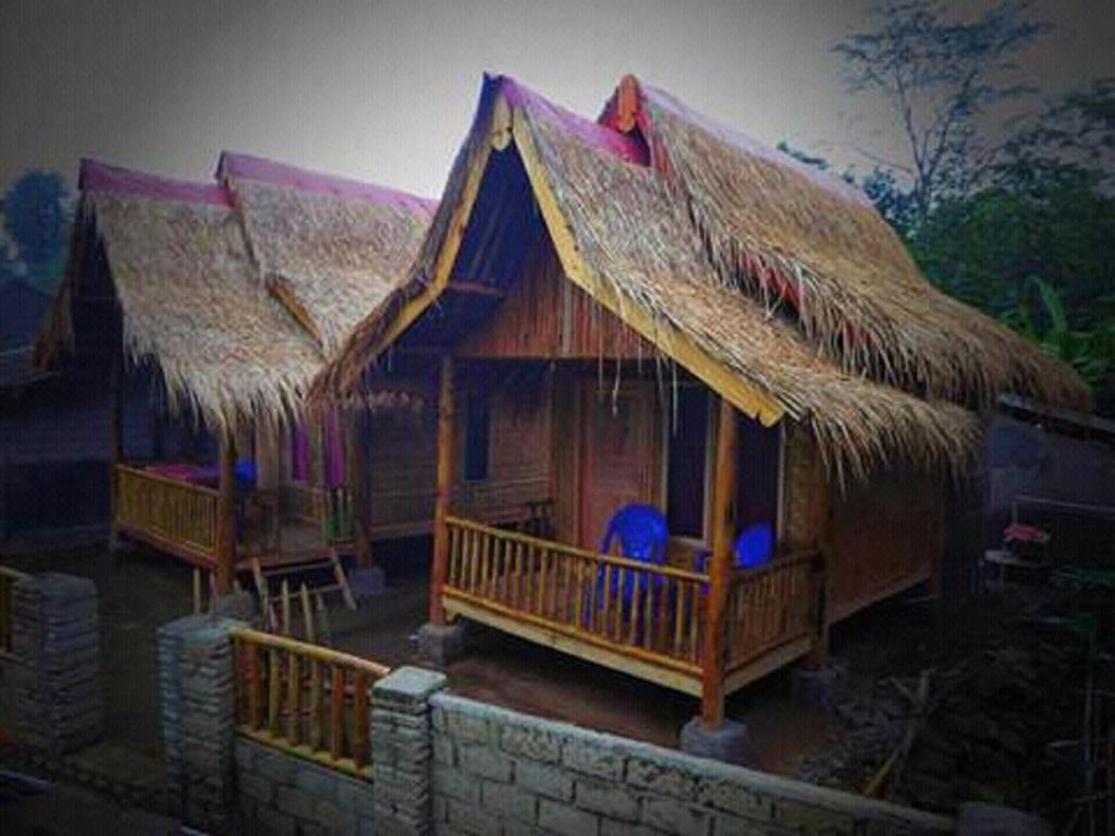 a model of a hut with a thatched roof at Tereng Wilis bungalows in Tetebatu