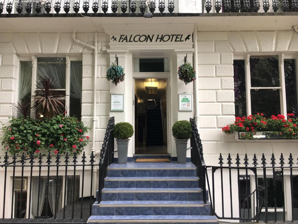 ロンドンにあるファルコン ホテルのアジウム ホテル フロントドアへは階段を利用します。