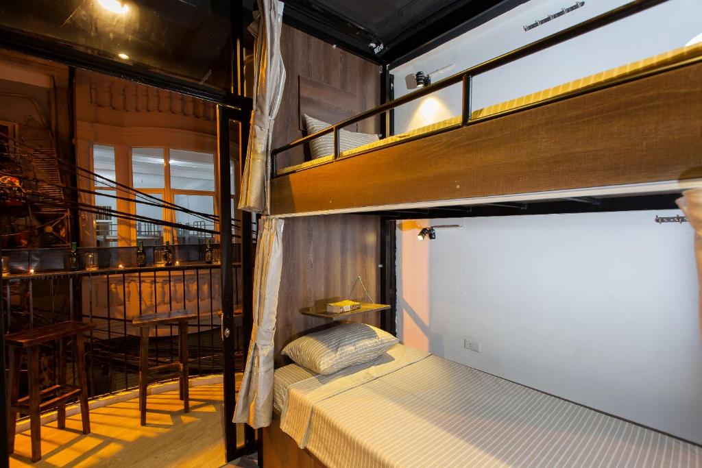 Postel nebo postele na pokoji v ubytování Luxury Backpakers Hotel