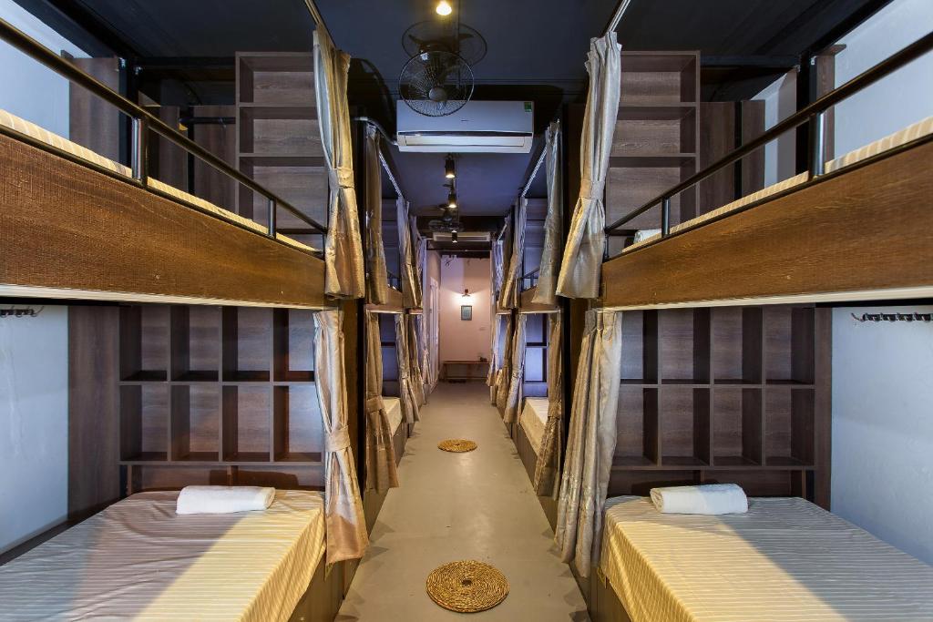 Postel nebo postele na pokoji v ubytování Luxury Backpakers Hotel