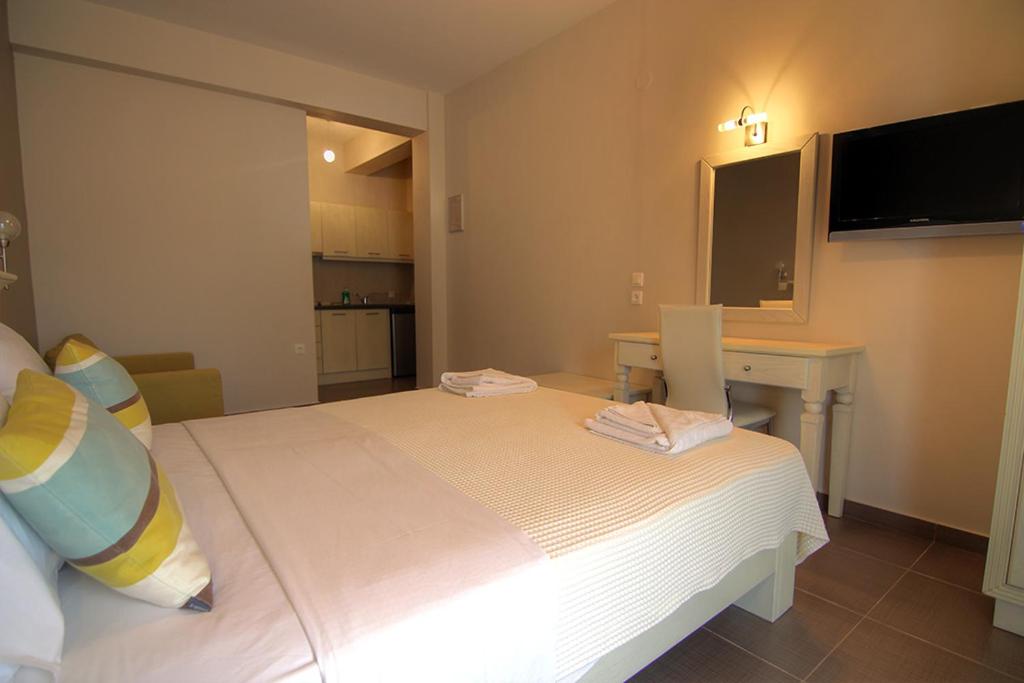Postel nebo postele na pokoji v ubytování Ntinas Filoxenia Hotel & Spa