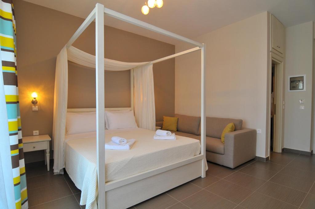 Postel nebo postele na pokoji v ubytování Ntinas Filoxenia Hotel & Spa