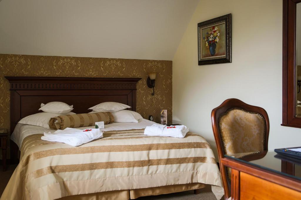 Postel nebo postele na pokoji v ubytování Hotel Foisorul cu Flori