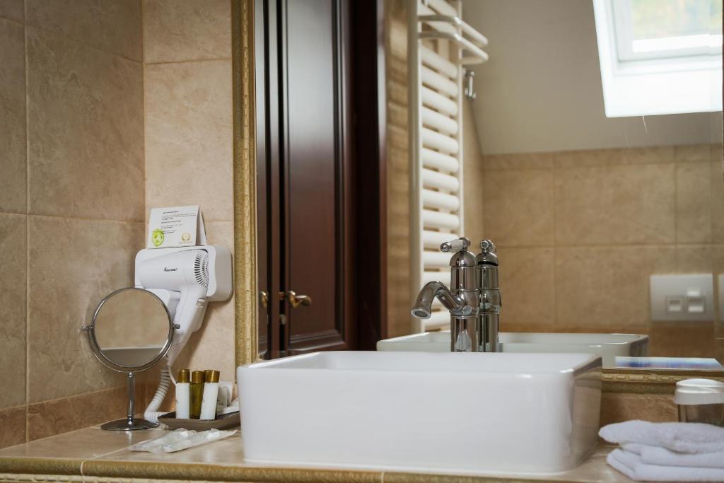 Koupelna v ubytování Hotel Foisorul cu Flori