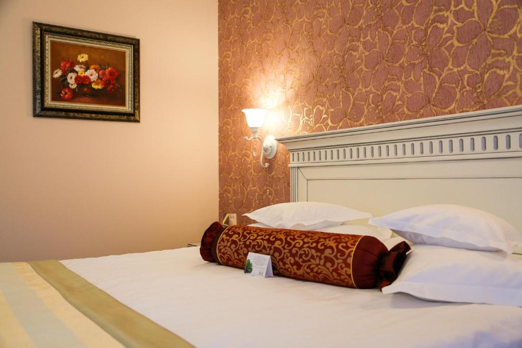 Postel nebo postele na pokoji v ubytování Hotel Foisorul cu Flori