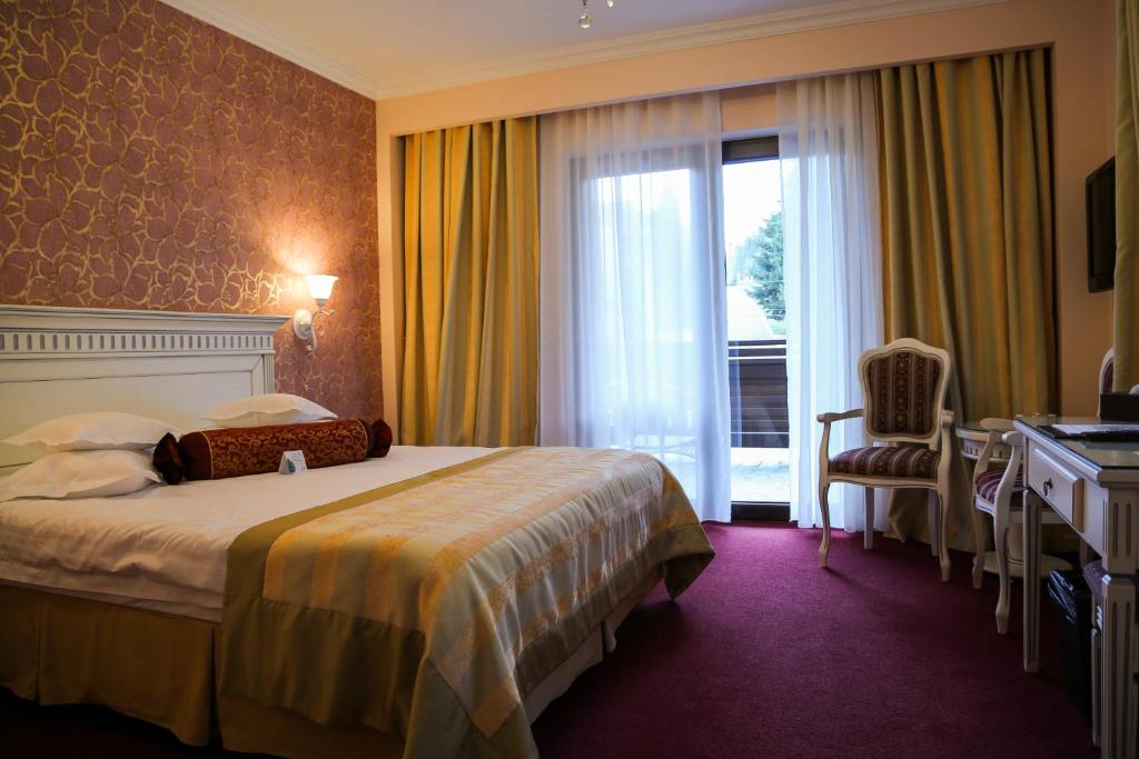 Postel nebo postele na pokoji v ubytování Hotel Foisorul cu Flori