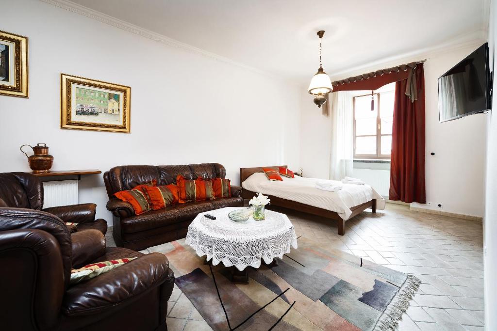 Apartamenty Magia في لوبلين: غرفة معيشة بأثاث جلدي وطاولة