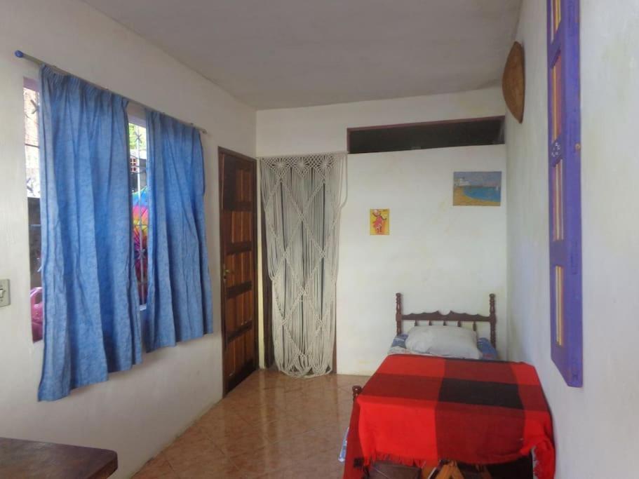 1 dormitorio con 1 cama con manta roja y azul en Apartamento Santo Antonio vista da bahia, en Salvador