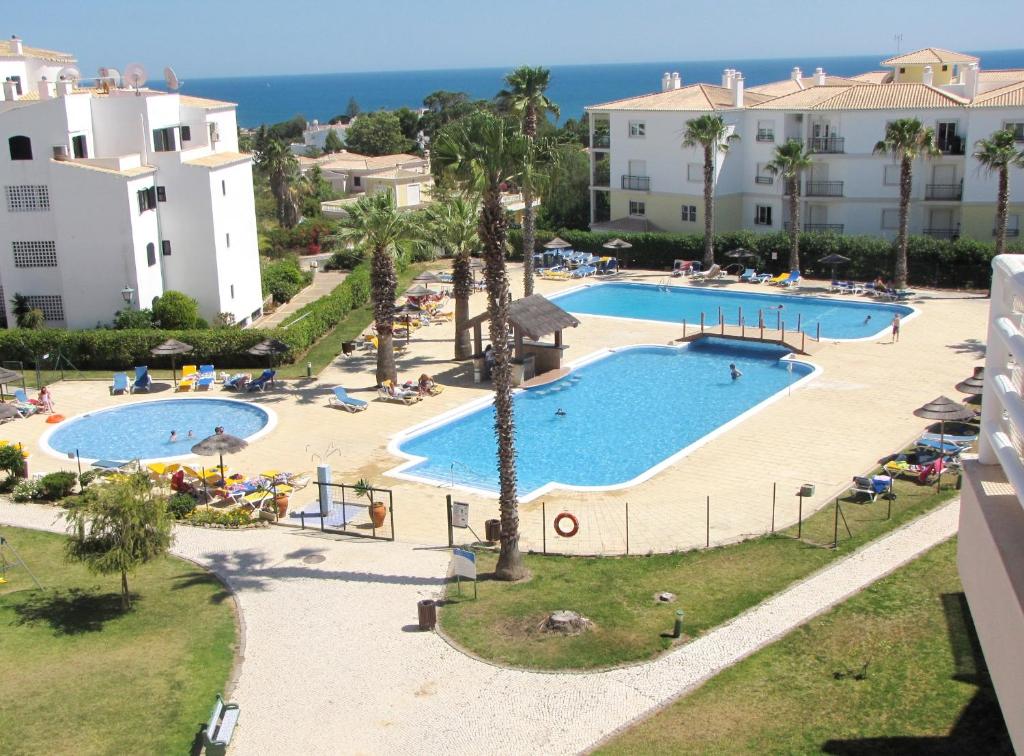 Výhled na bazén z ubytování TURIM Estrela do Vau Hotel nebo okolí