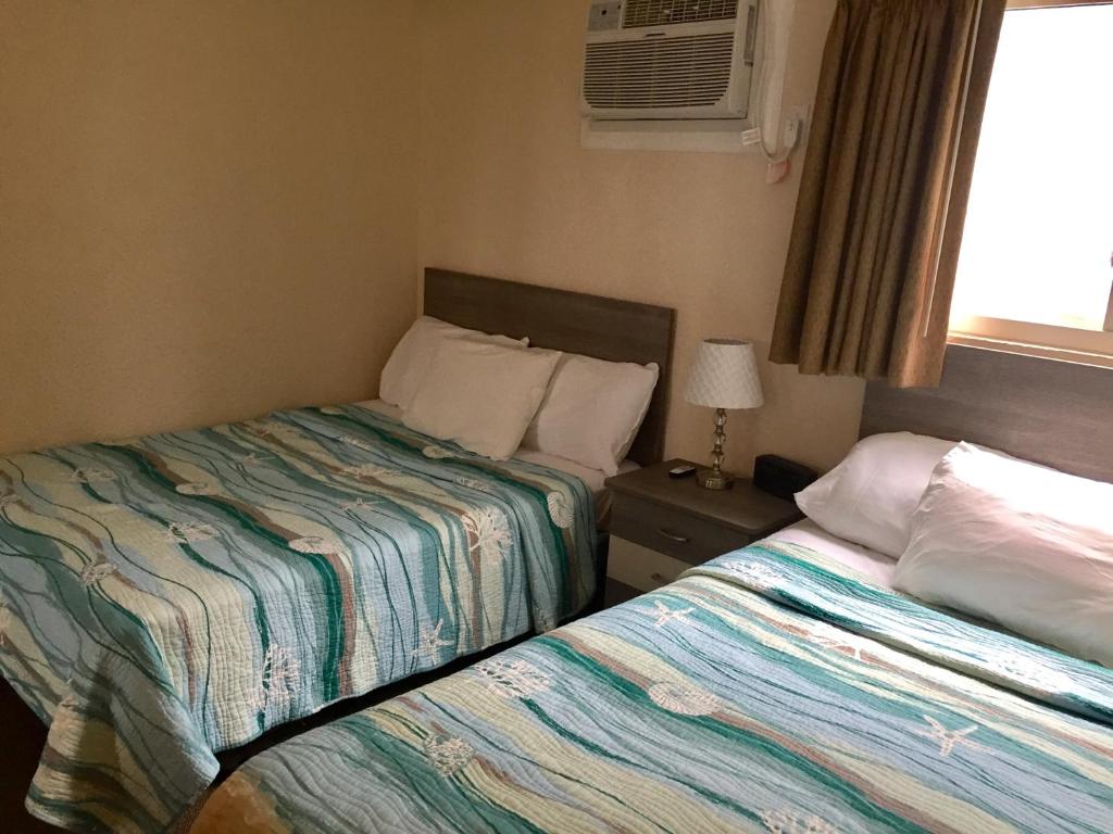 Postel nebo postele na pokoji v ubytování Lollipop Motel