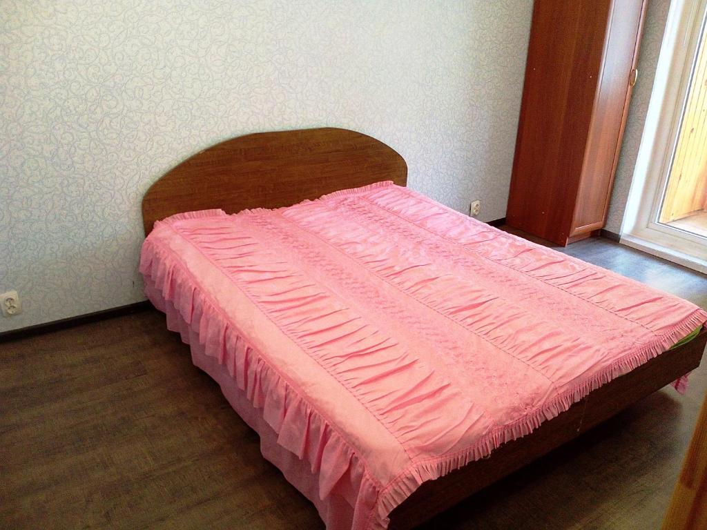 SalavatにあるLike Homeのピンクの掛け布団付きのベッド1台