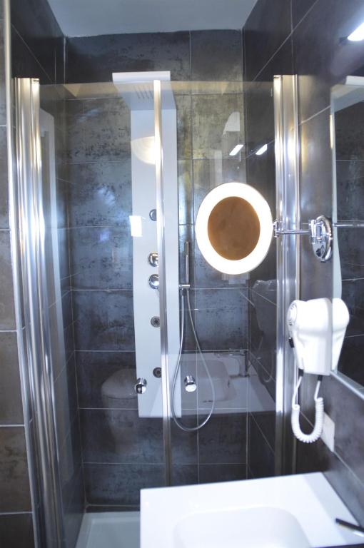 A bathroom at Suite White House