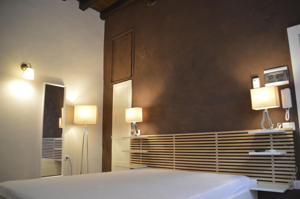 A bed or beds in a room at Suite White House