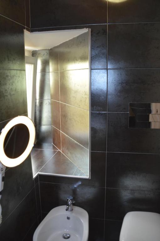 A bathroom at Suite White House