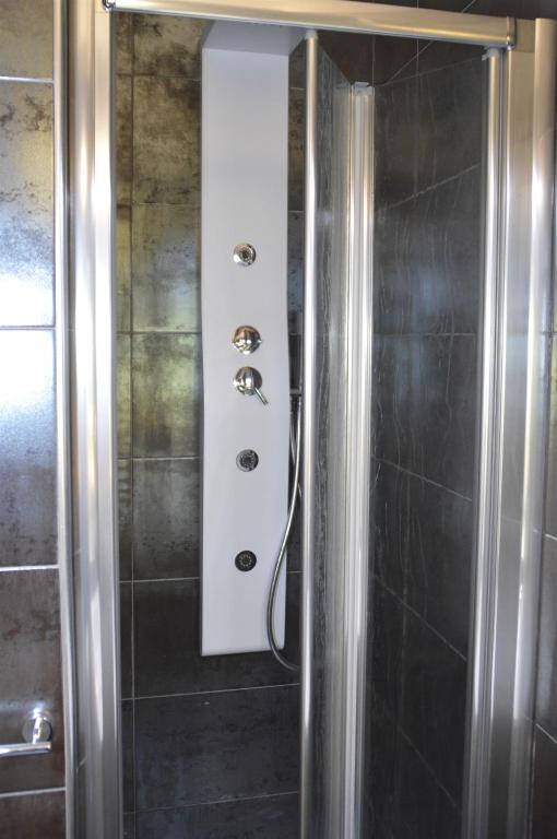 A bathroom at Suite White House