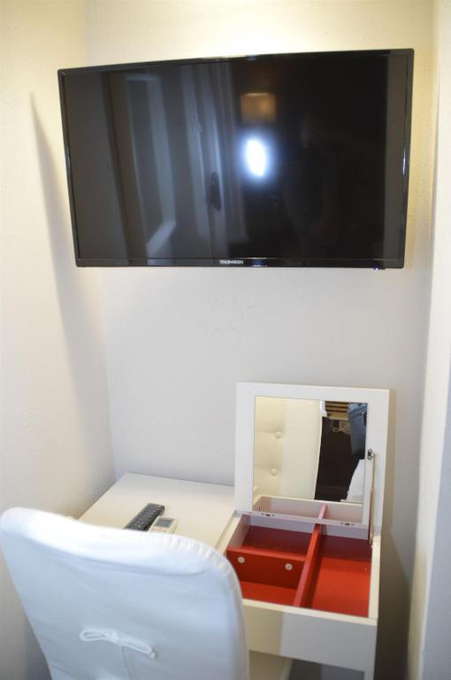A television and/or entertainment centre at Suite White House