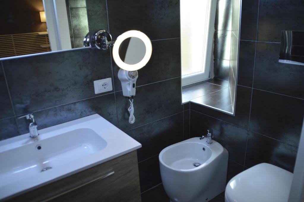A bathroom at Suite White House
