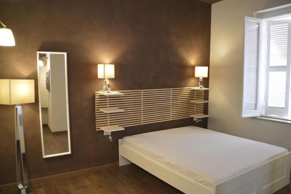 A bed or beds in a room at Suite White House