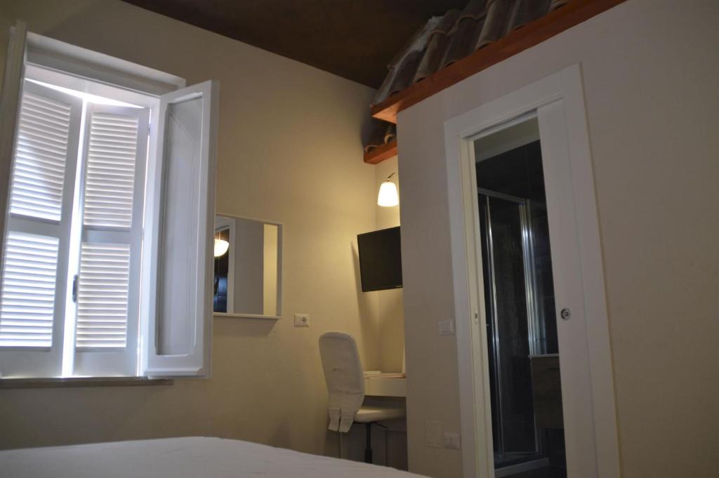 A bed or beds in a room at Suite White House