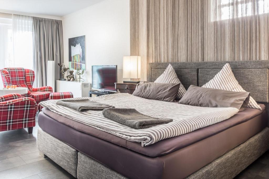 Un dormitorio con una cama grande con almohadas. en Sandkorn-Büsum, en Büsum