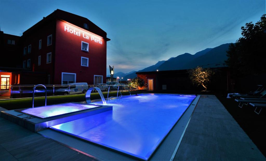 Bazén v ubytování Hotel La Perla nebo v jeho okolí
