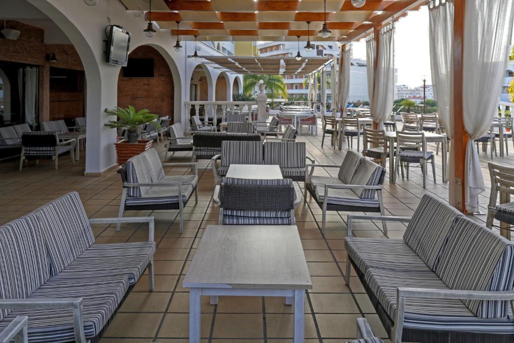 Un restaurante o sitio para comer en Aparthotel Paladim & Alagoamar
