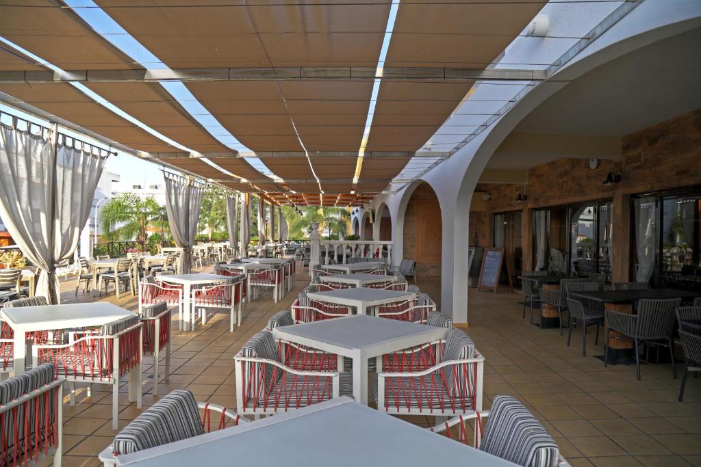 Un restaurante o sitio para comer en Aparthotel Paladim & Alagoamar