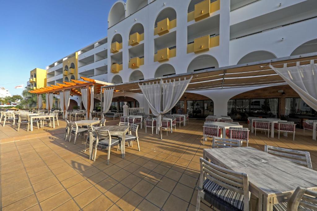 Un restaurante o sitio para comer en Aparthotel Paladim & Alagoamar