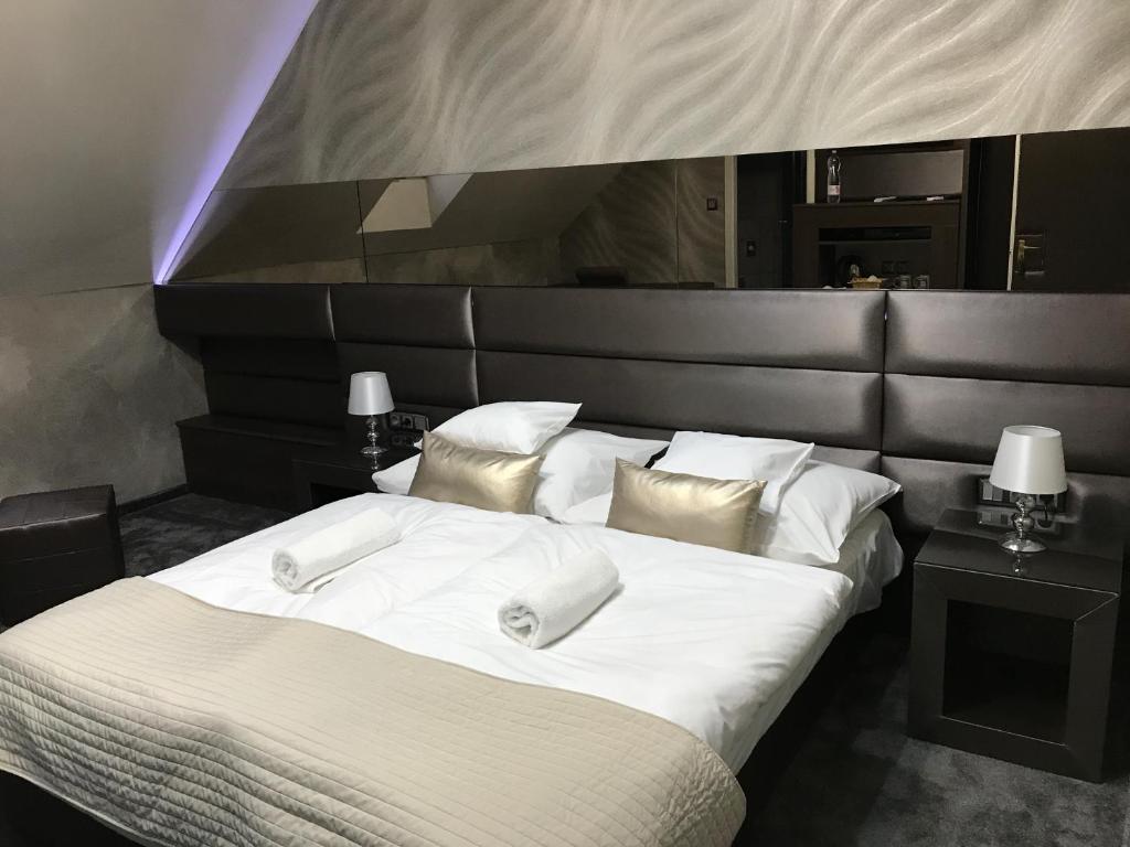 Postel nebo postele na pokoji v ubytování Royal Apartments Hotel Kecskemét