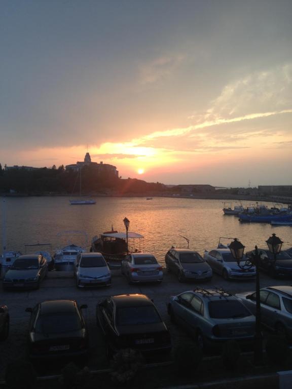 Un grupo de coches estacionados en un estacionamiento cerca del agua. en Old Harbour, en Sozopol