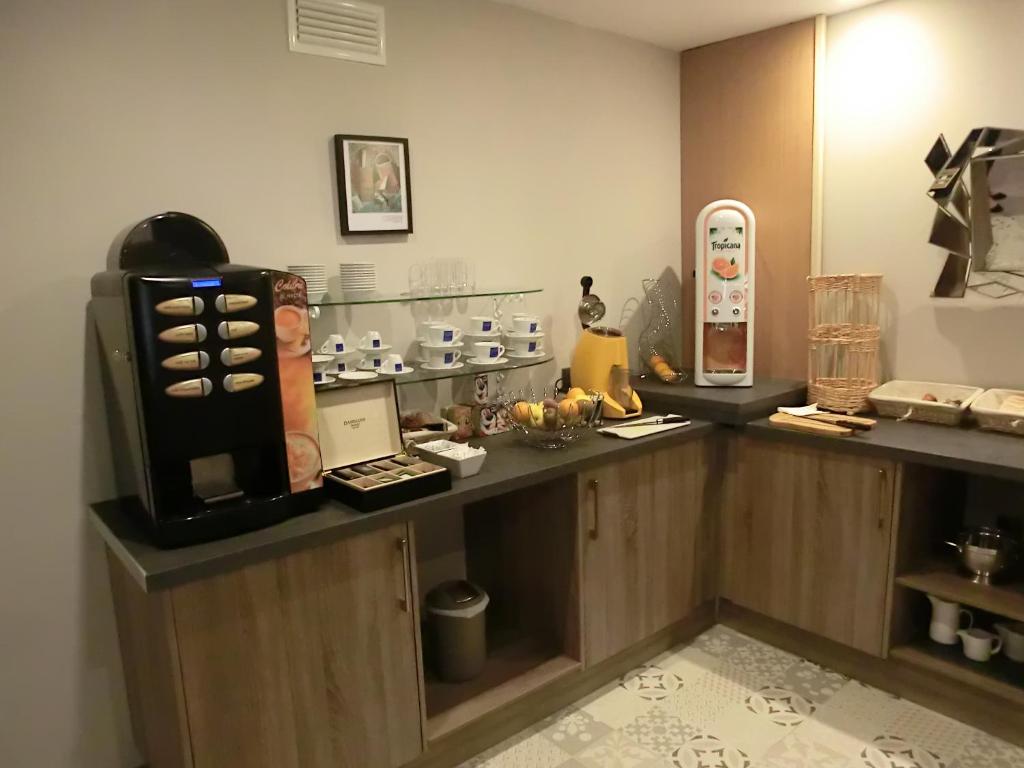 Kuchyň nebo kuchyňský kout v ubytování Hotel Sur Le Quai