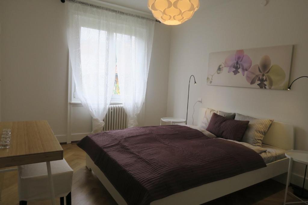 Uma cama ou camas num quarto em Zurich Furnished Apartments