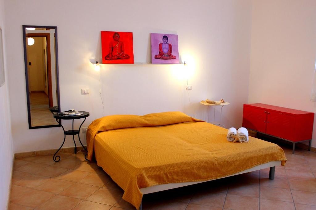 サン・ヴィート・ロ・カーポにあるBluvacanze Appartamento La Sala Immacolataのベッドルーム1室(靴2本付)