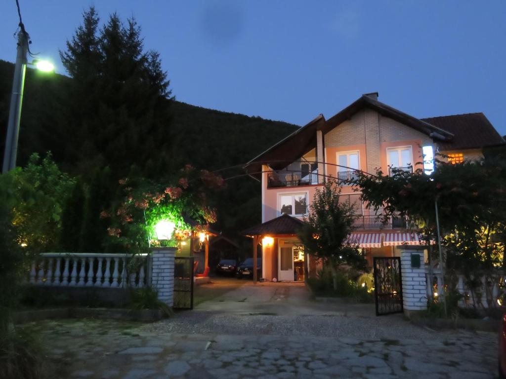 una casa por la noche con luz de la calle en Villa Artemida en Kulen Vakuf