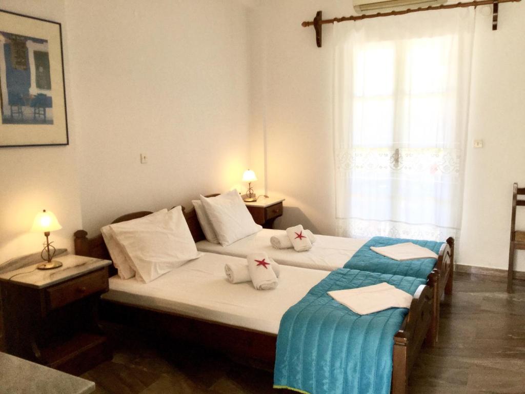 Postel nebo postele na pokoji v ubytování Angeliki's Studios Paros
