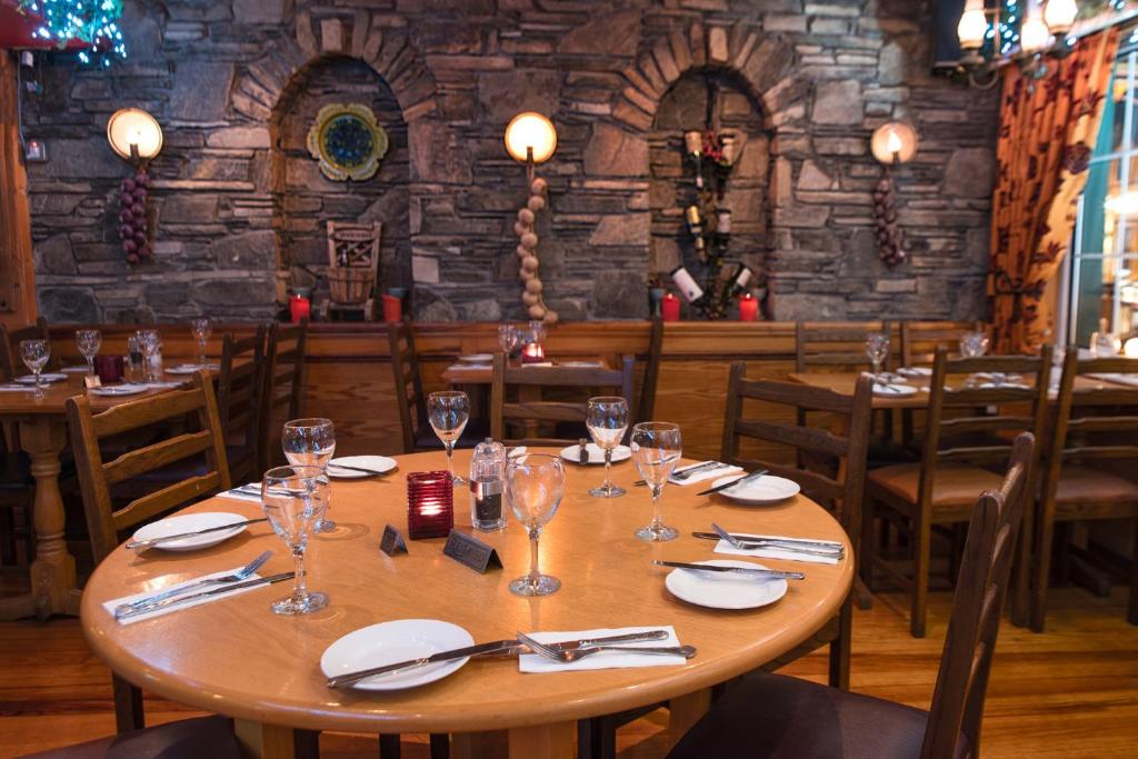 Un restaurante u otro lugar para comer en Failte Hotel