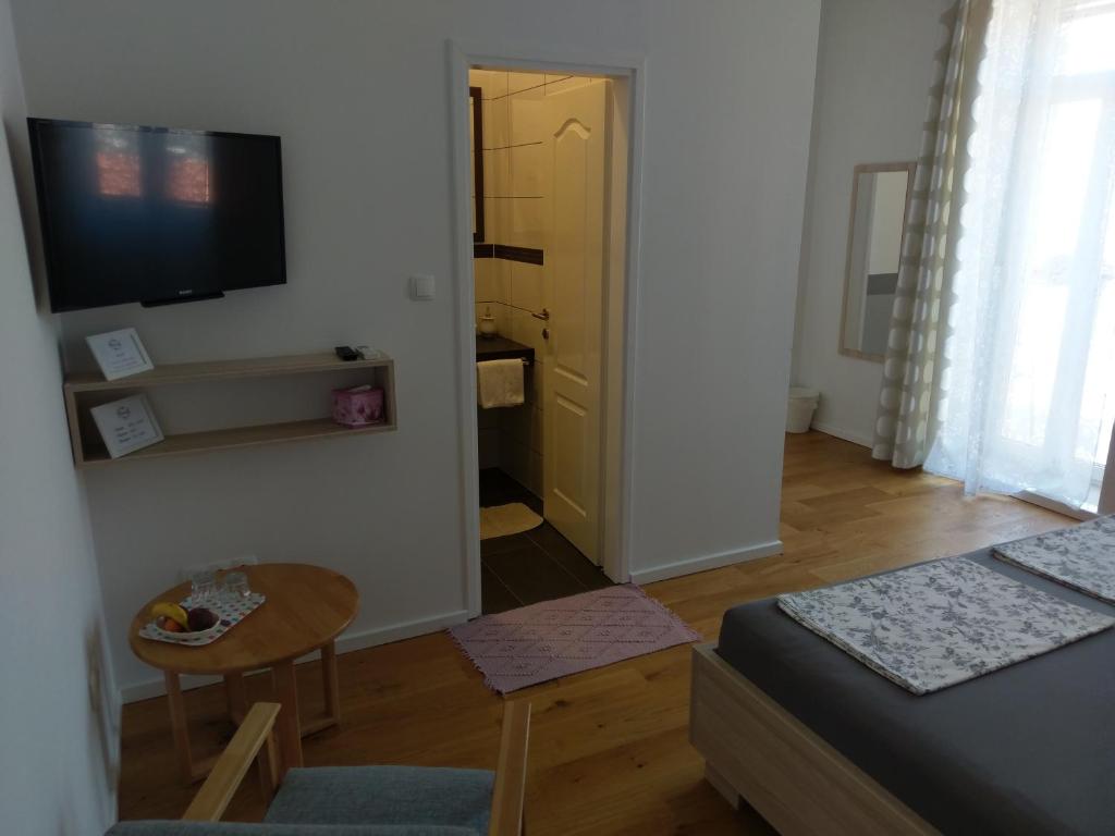 TV a/nebo společenská místnost v ubytování Aurelia Rooms