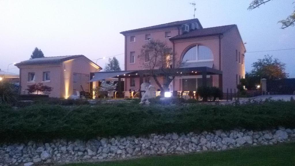 ein Haus am Abend mit eingeschaltetem Licht in der Unterkunft Agrialloggi La Palazzina in Curtarolo