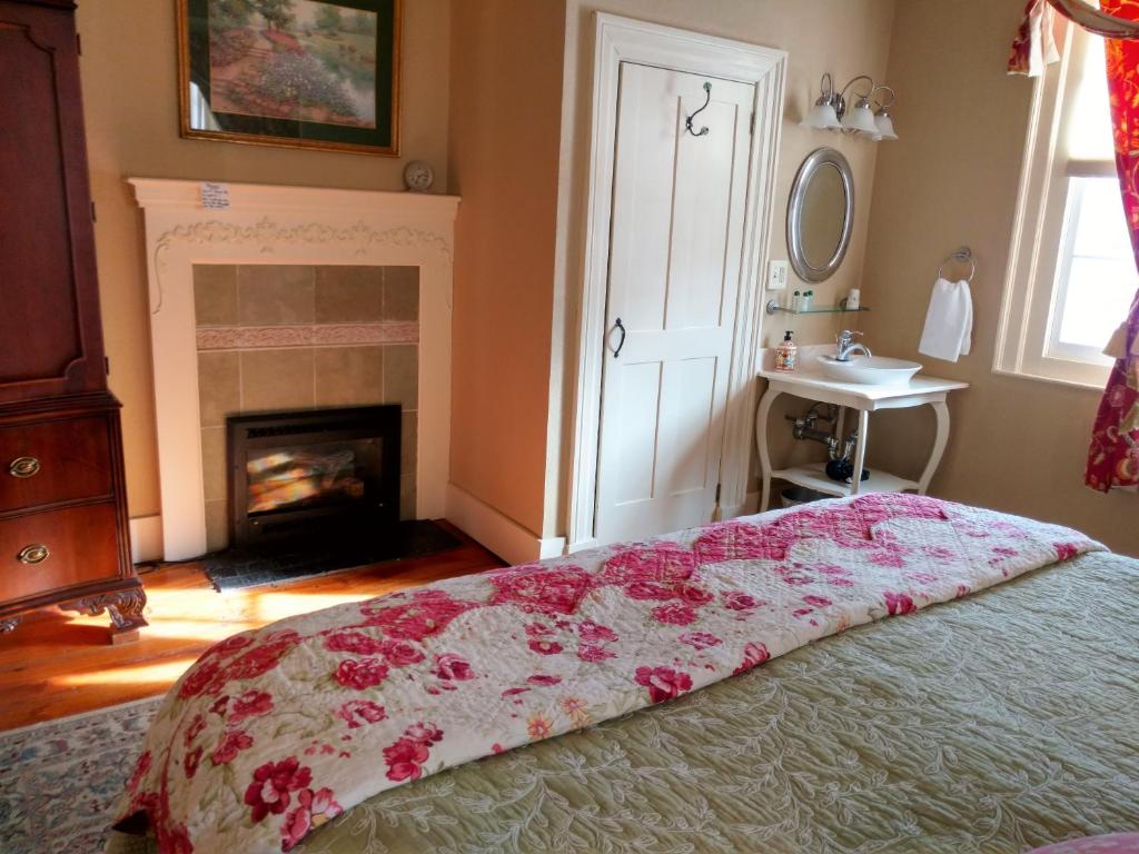 Daniel Stebbins B and B - Joseph Allen Skinner Room Verde