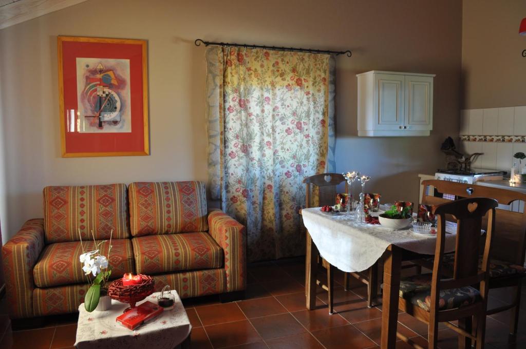 un soggiorno con un divano e un tavolo di Regenbogen Bungalows a Panguipulli